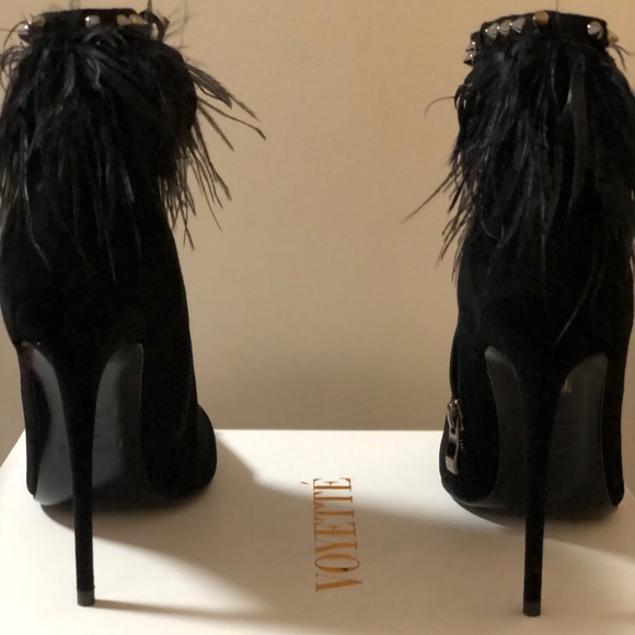 Black suede bootie lined with ostrich feathers and spikes. - Picture 3 of 6